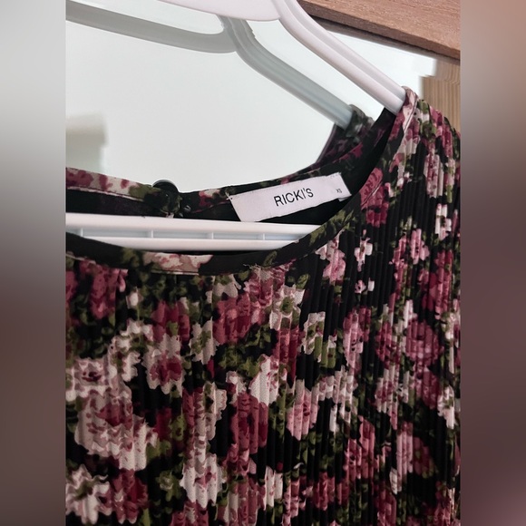 Cute Floral Pleated Dress - Picture 5 of 5